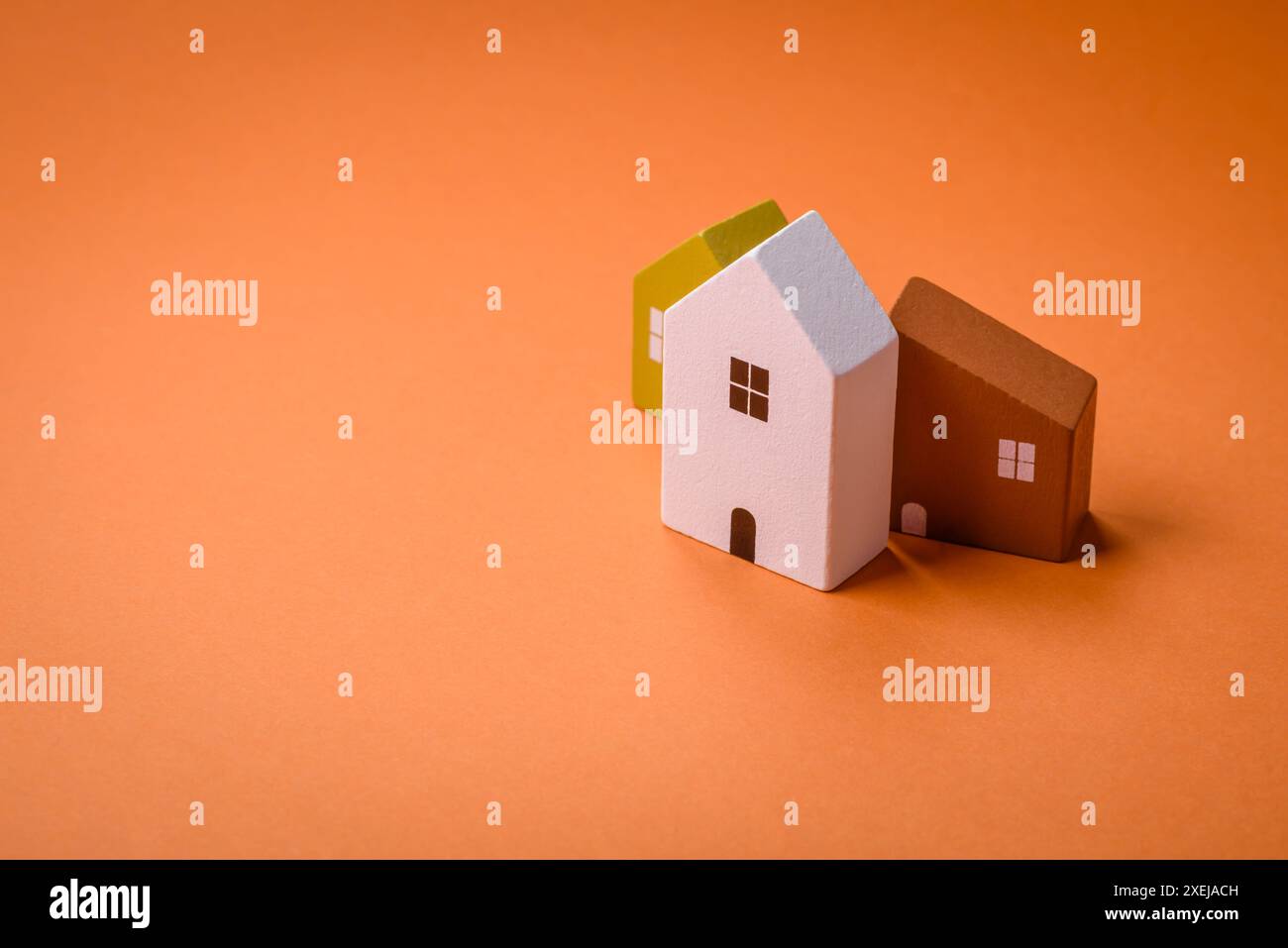 Una piccola casa in legno come idea per investire nella propria casa Foto Stock