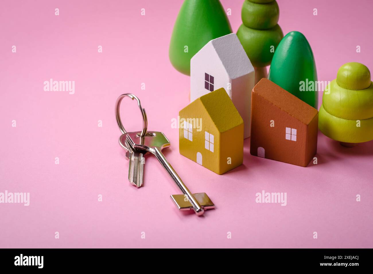 Una piccola casa di legno e chiavi come idea per investire nella propria casa e raggiungere l'obiettivo di acquistare immobili Foto Stock