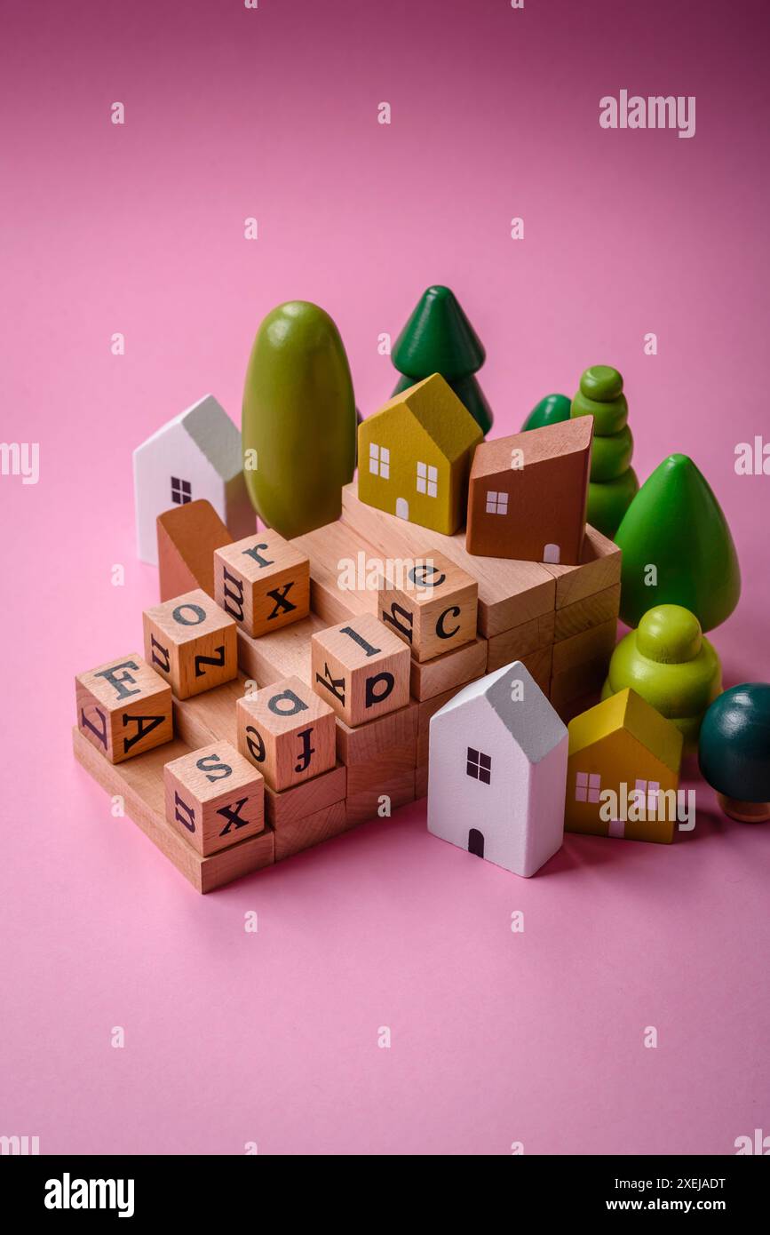 Una piccola casa in legno come idea per investire nella propria casa e raggiungere l'obiettivo di acquistare immobili Foto Stock