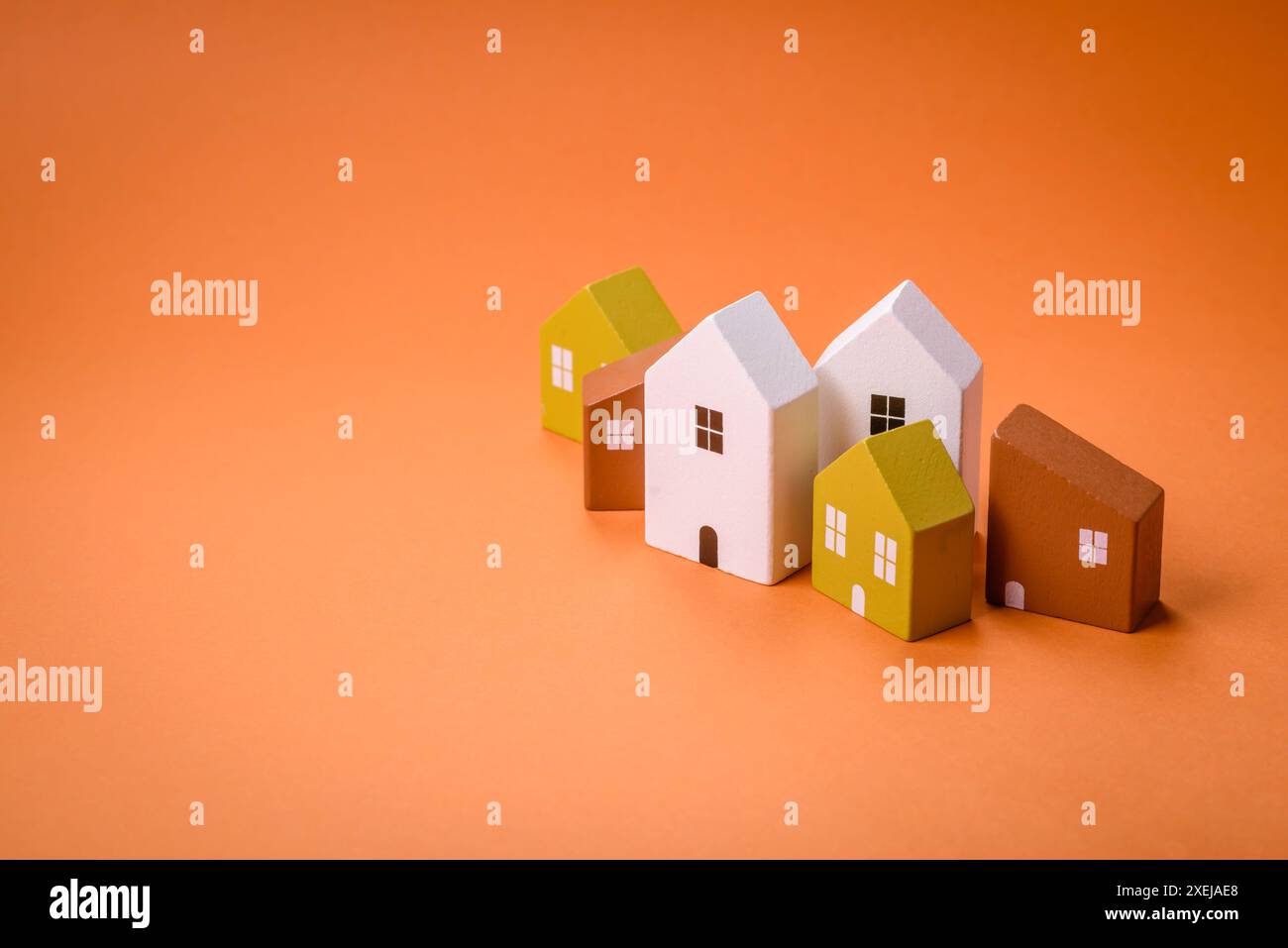 Una piccola casa in legno come idea per investire nella propria casa Foto Stock