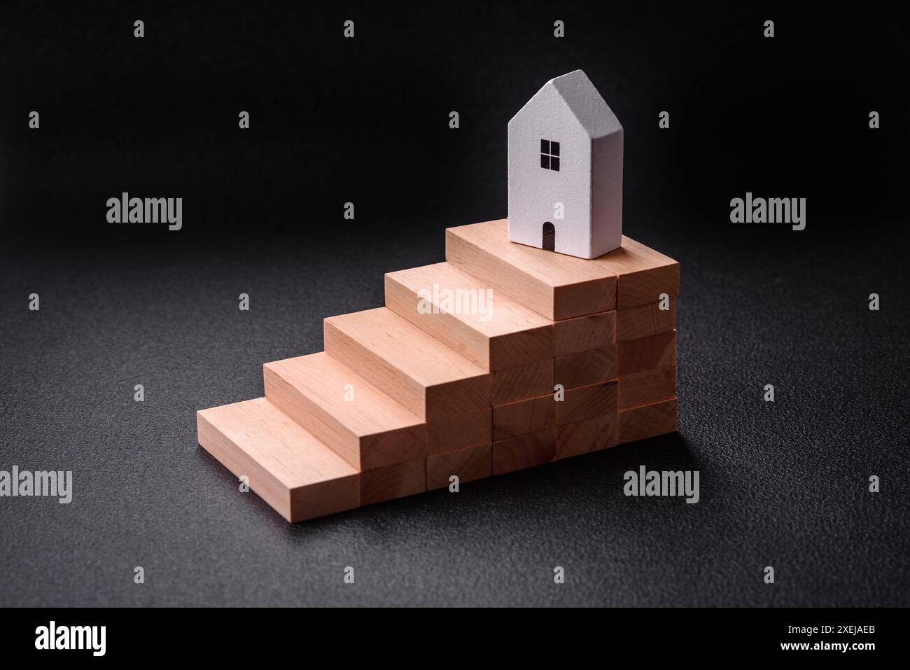 Una piccola casa in legno come idea per investire nella propria casa Foto Stock