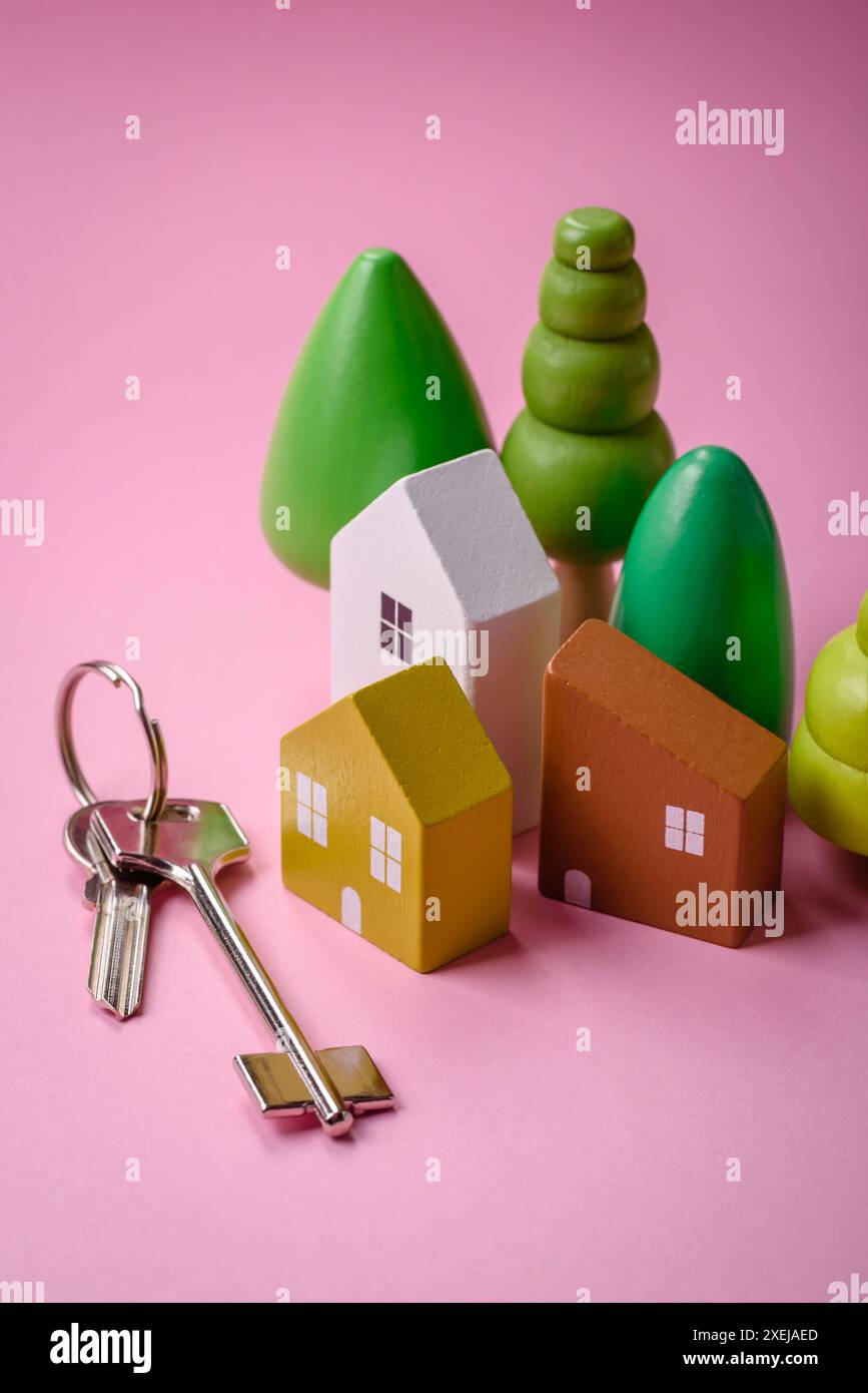 Una piccola casa di legno e chiavi come idea per investire nella propria casa e raggiungere l'obiettivo di acquistare immobili Foto Stock