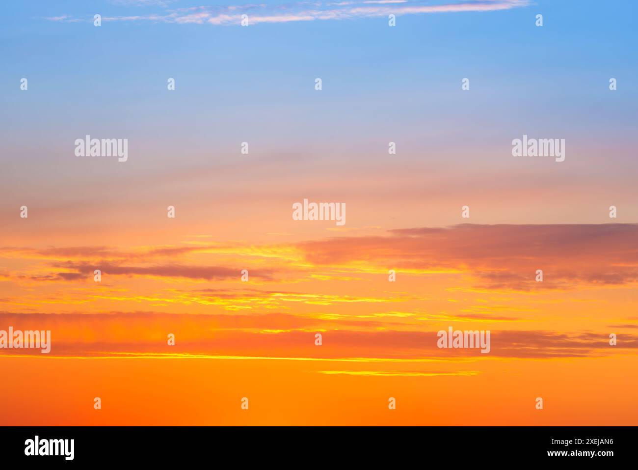 Cielo al tramonto con nuvole al tramonto Foto Stock