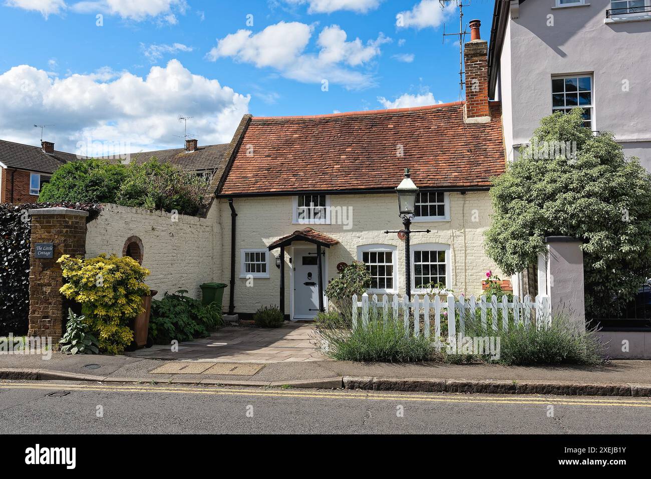 Esterno del Little Cottage, edificio classificato Grade 2 Chertsey Road Shepperton Surrey Inghilterra Regno Unito Foto Stock