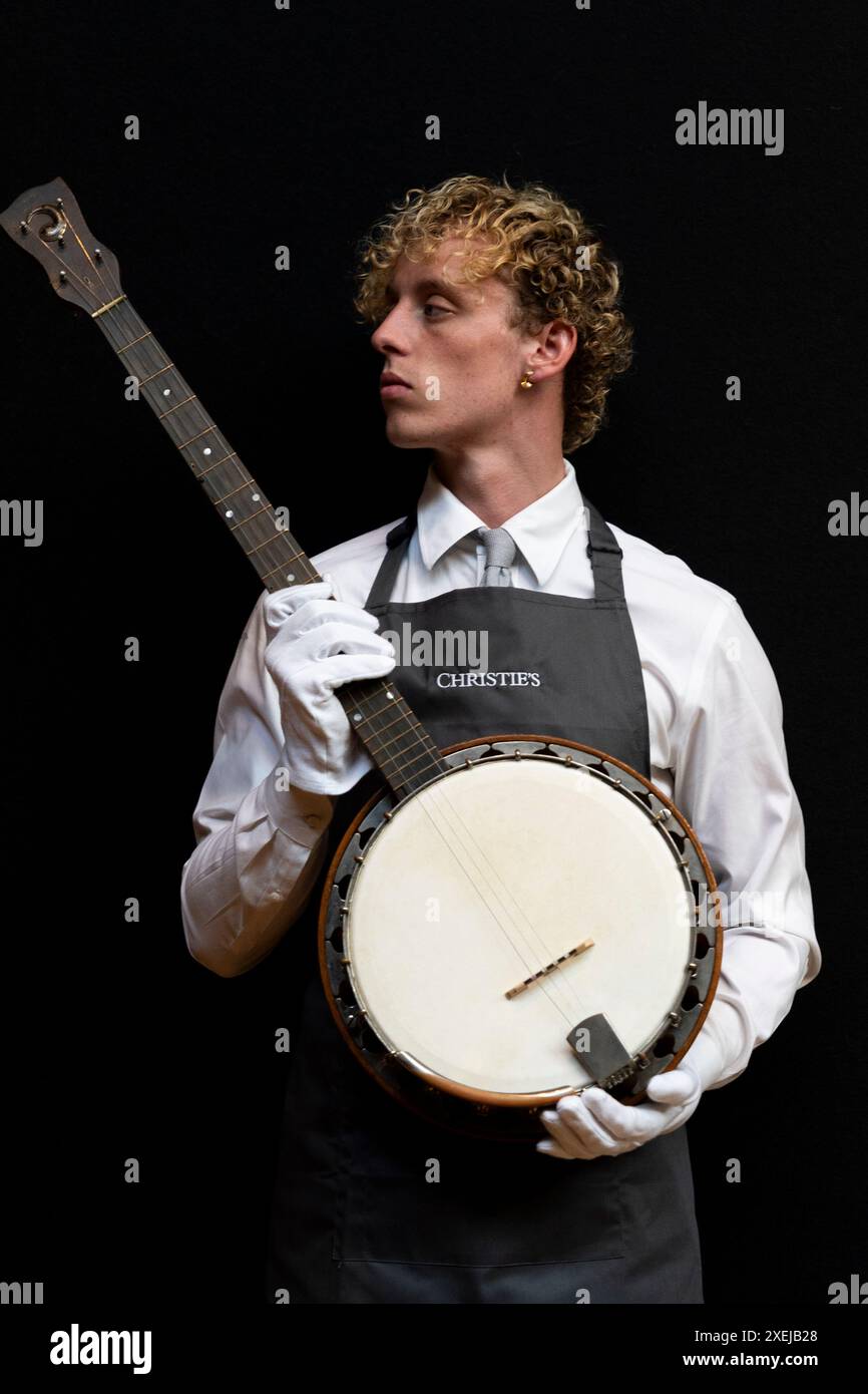 Il banjo interpretato da Rod Davis e John Lennon in The Quarrymen in mostra al Christie's di Londra, che è uno degli articoli della loro vendita Classic Week. Data foto: Venerdì 28 giugno 2024. Foto Stock