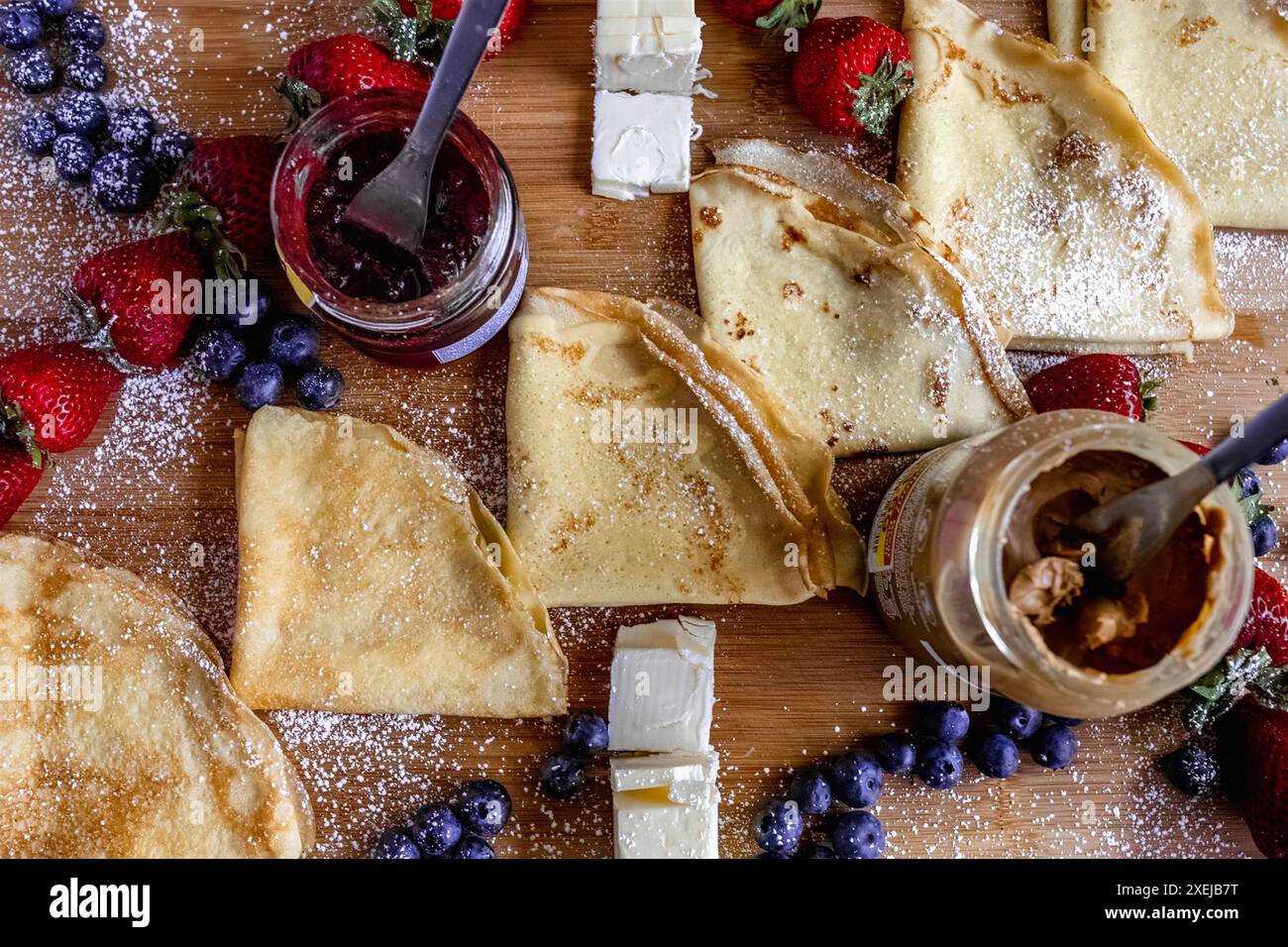 Crepe dolci con frutti di bosco freschi e creme spalmabili Foto Stock