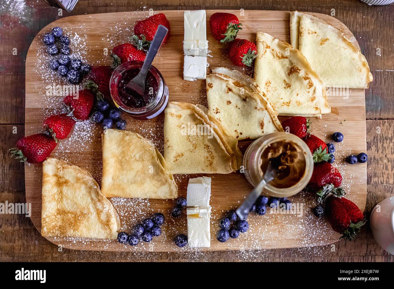 Crepe dolci con frutti di bosco freschi e creme spalmabili Foto Stock