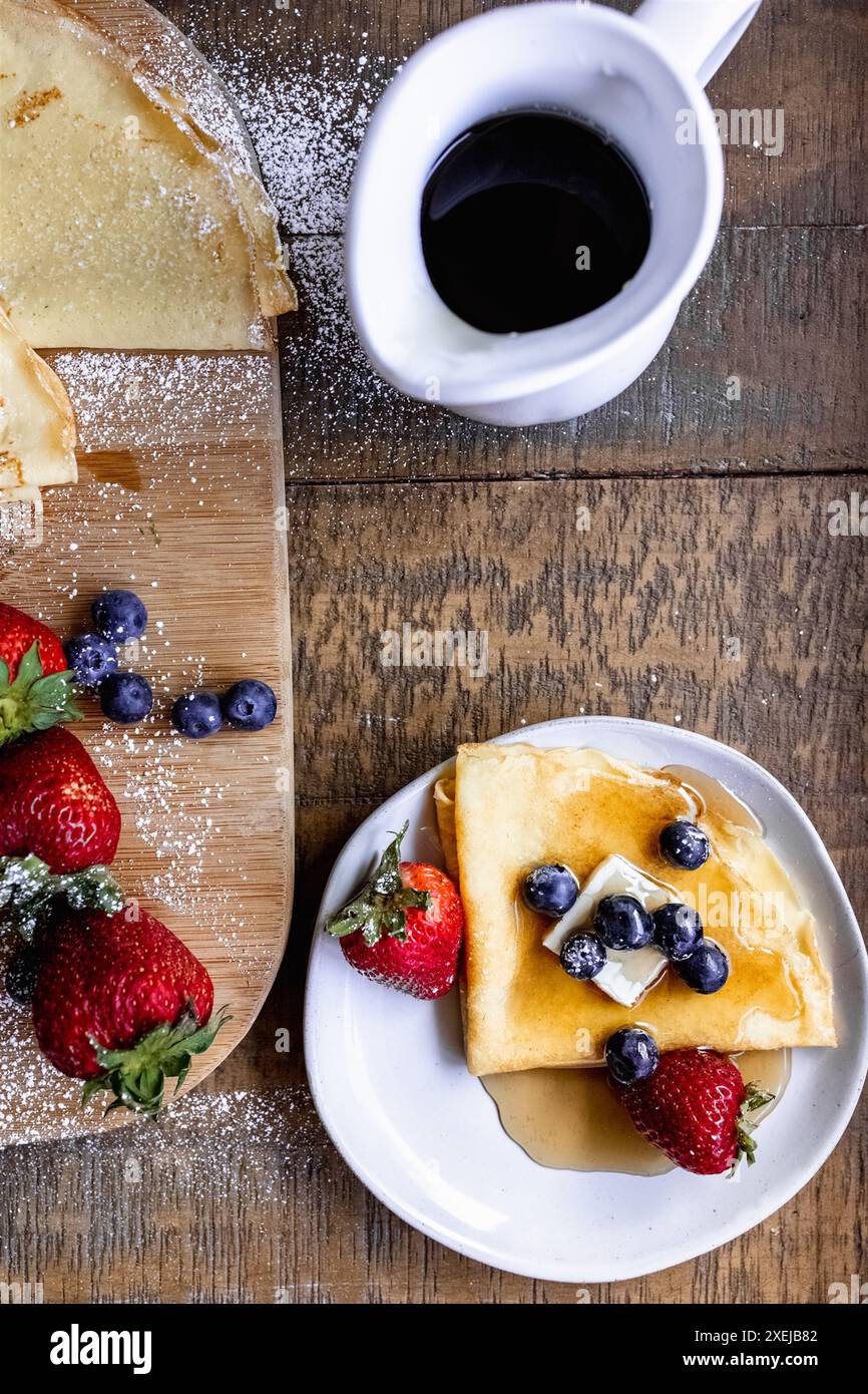 Crepe dolci con frutti di bosco freschi e creme spalmabili Foto Stock