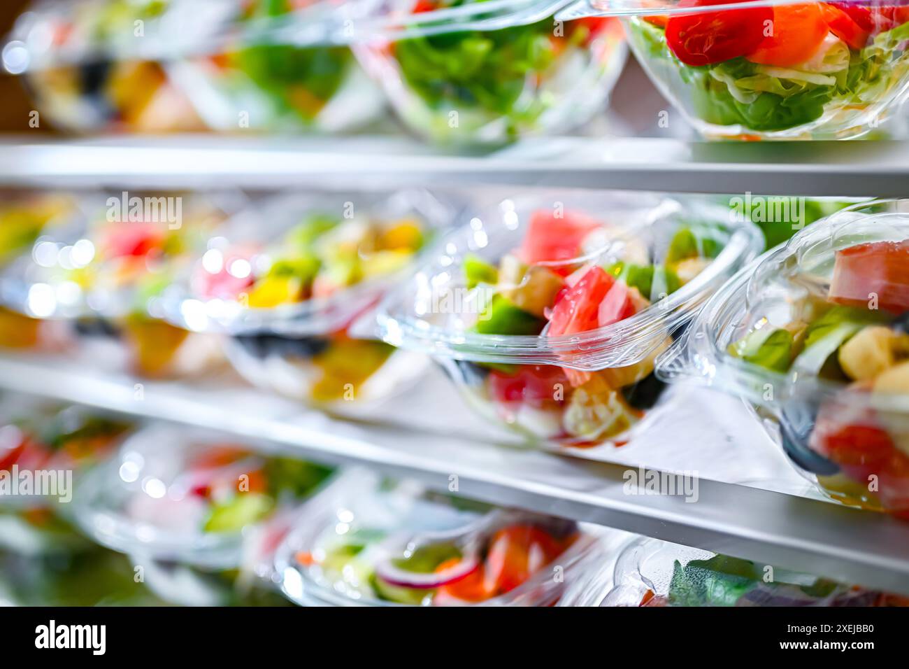 Scatole di plastica con insalate di frutta e verdura preconfezionate Foto Stock