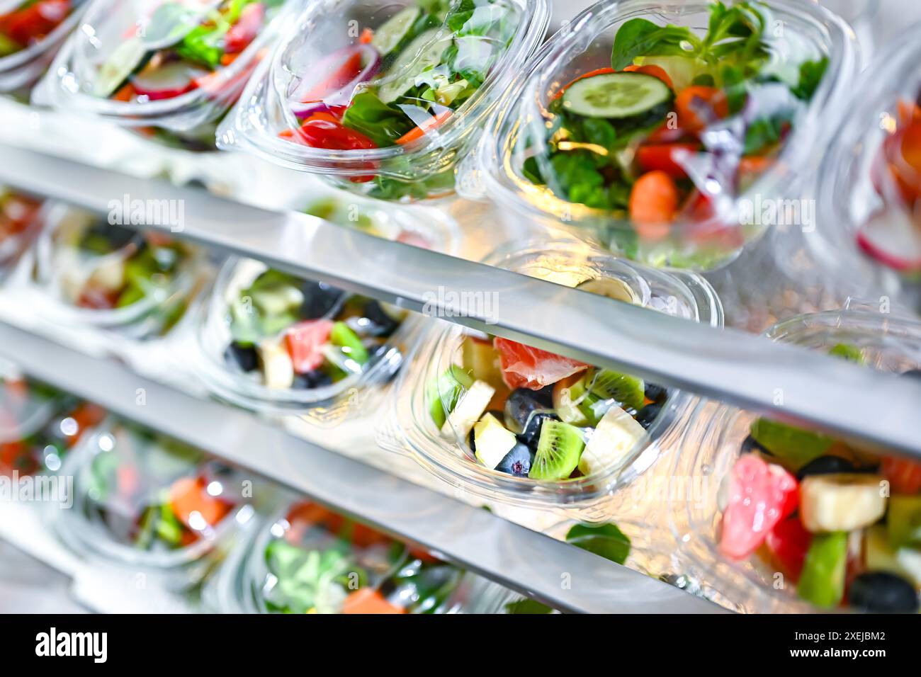 Scatole di plastica con insalate di frutta e verdura preconfezionate Foto Stock