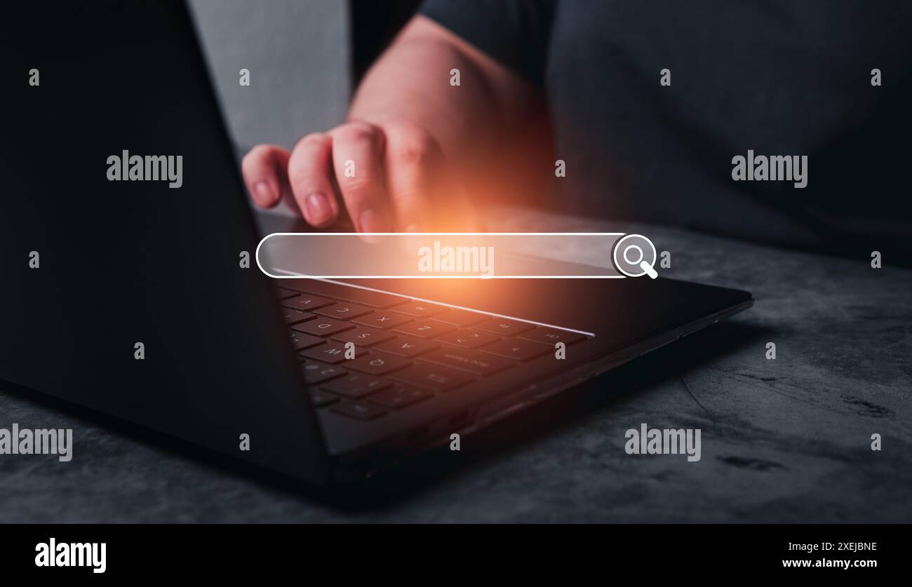 Donna usa un notebook con barra di ricerca digitale olografica. Internet delle cose. Concetto di ricerca delle informazioni sui dati Internet. Foto Stock
