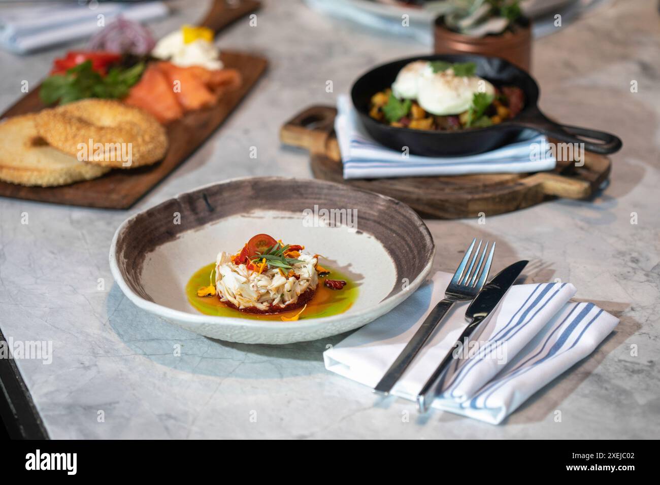 Il cibo è distribuito sul tavolo in un ristorante di lusso Foto Stock