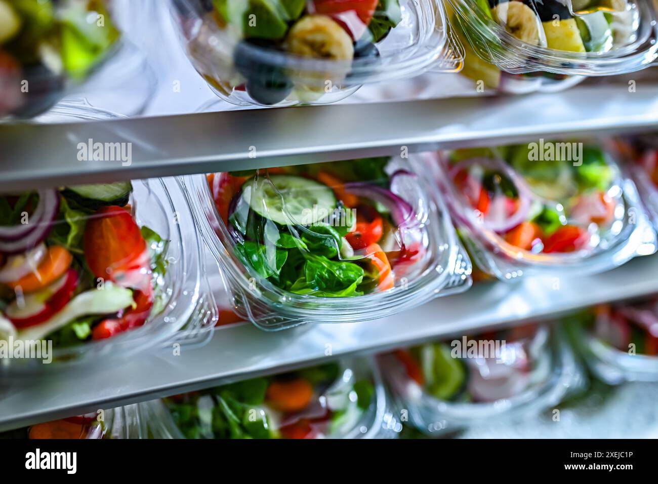 Scatole di plastica con insalate di frutta e verdura preconfezionate Foto Stock