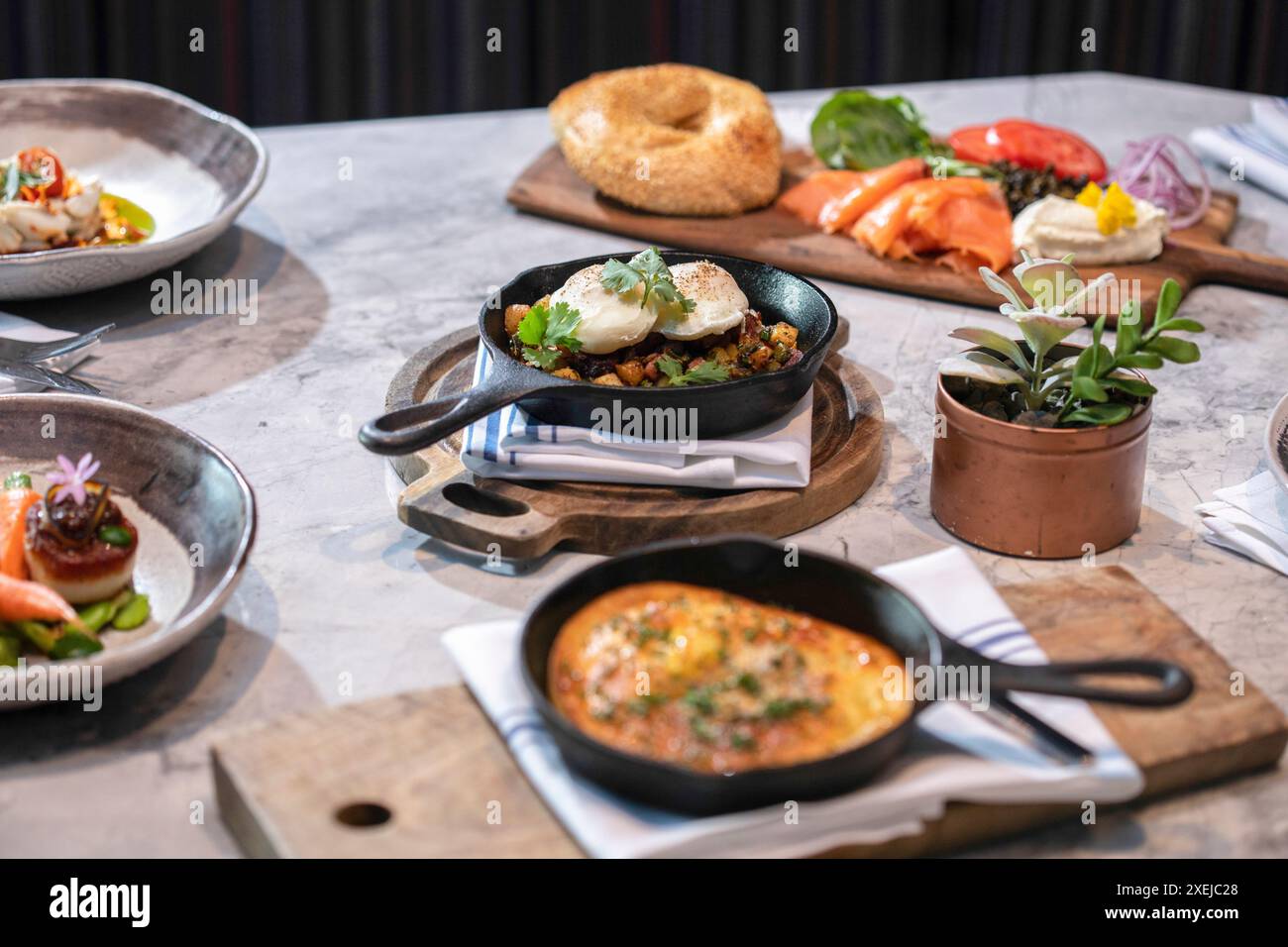 Il cibo è distribuito sul tavolo in un ristorante di lusso Foto Stock