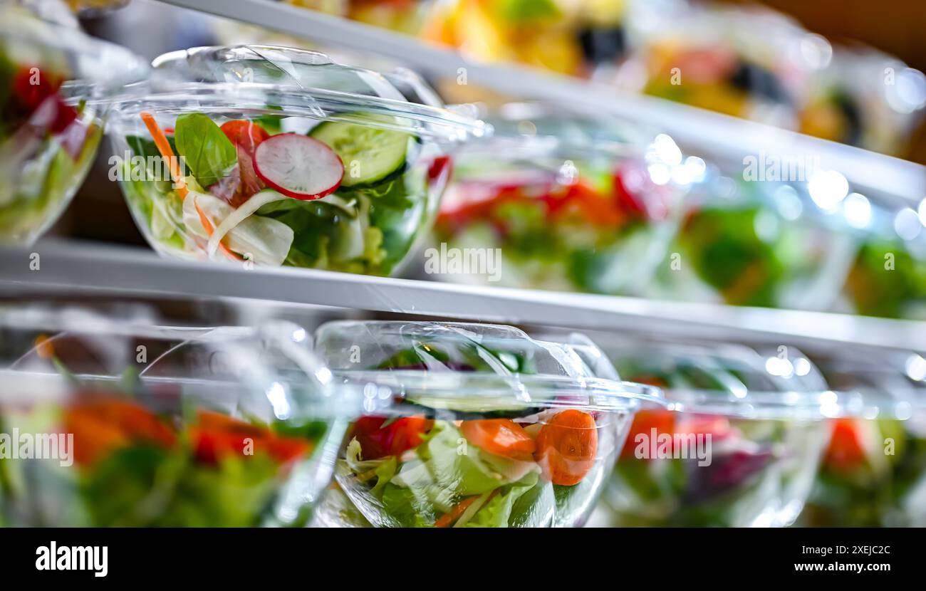 Scatole di plastica con insalate di frutta e verdura preconfezionate Foto Stock