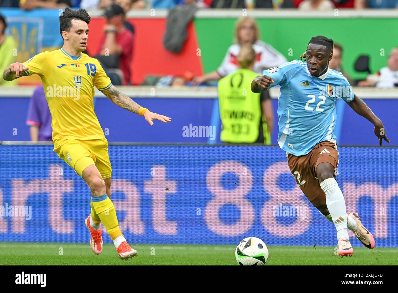 Mykola Shaparenko (19) dell'Ucraina e Jeremy Doku (22) del Belgio, nella foto di una partita di calcio tra le squadre nazionali dell'Ucraina e del Belgio, denominata "Red Devils" nella terza giornata del gruppo e nella fase a gironi del torneo UEFA Euro 2024 , giovedì 26 giugno 2024 a Stoccarda , Germania . FOTO SPORTPIX | David Catry Foto Stock