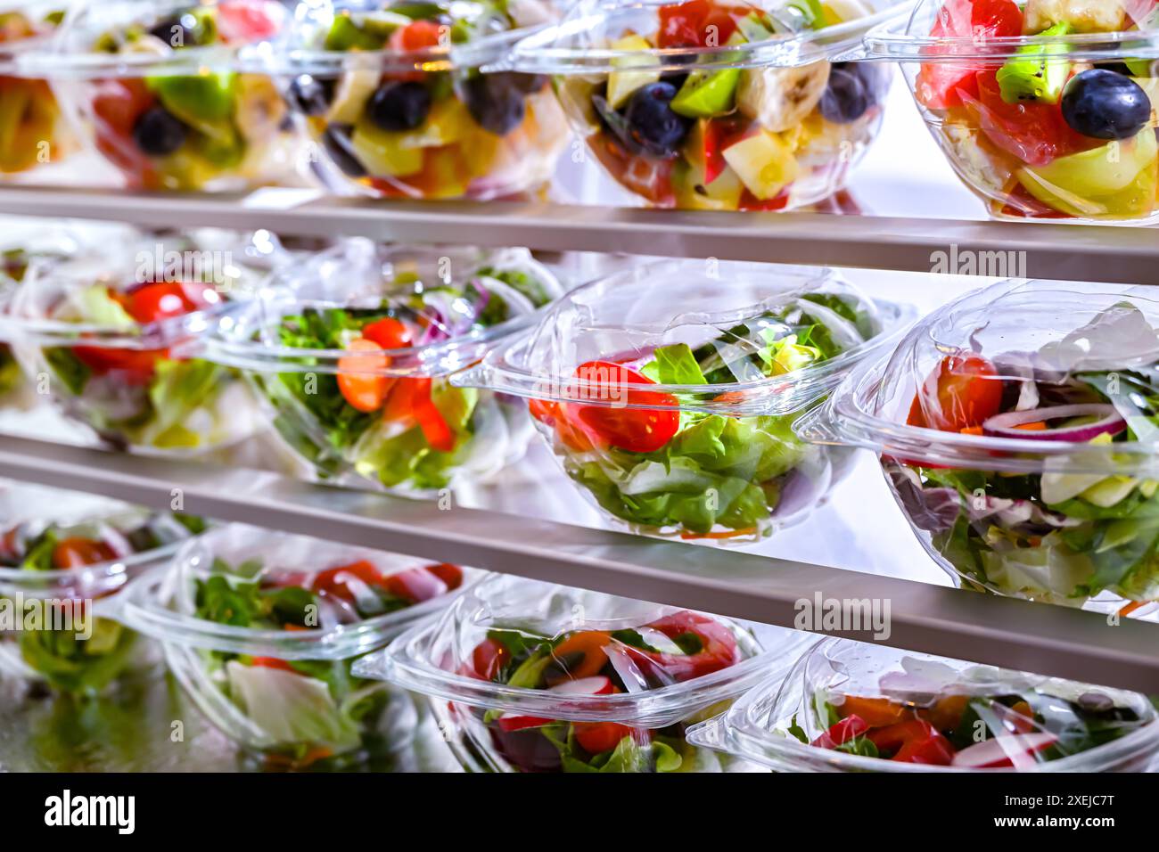 Scatole di plastica con insalate di frutta e verdura preconfezionate Foto Stock