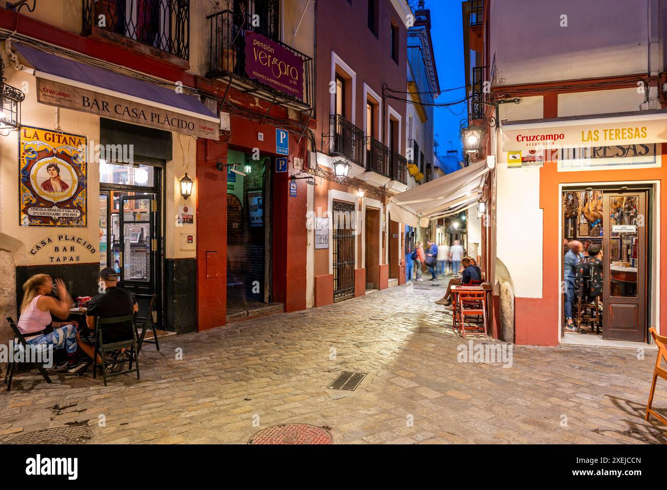 Vista notturna di una strada nel quartiere di Santa Cruz, Siviglia, Andalusia, Spagna Foto Stock