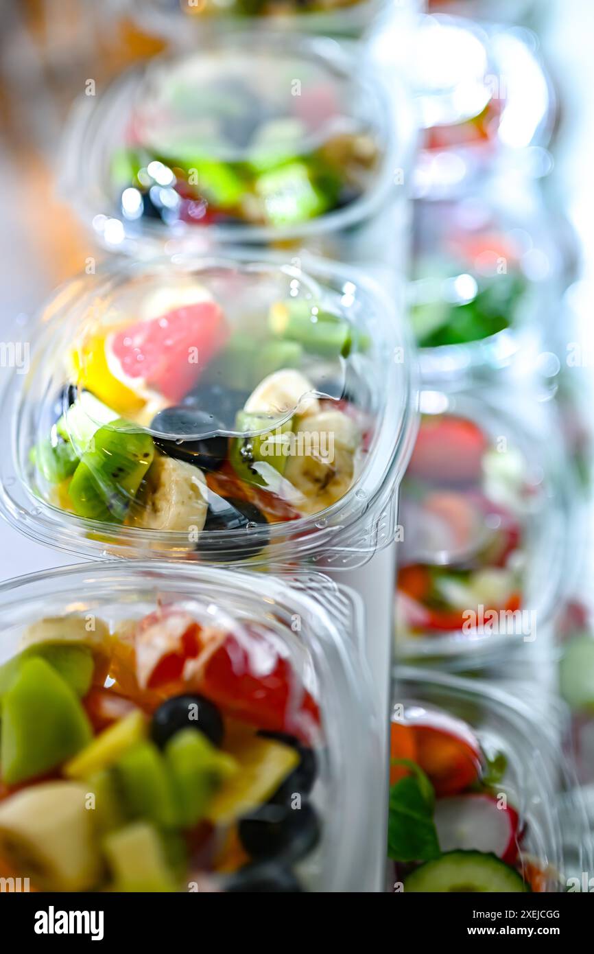 Scatole di plastica con insalate di frutta e verdura preconfezionate Foto Stock