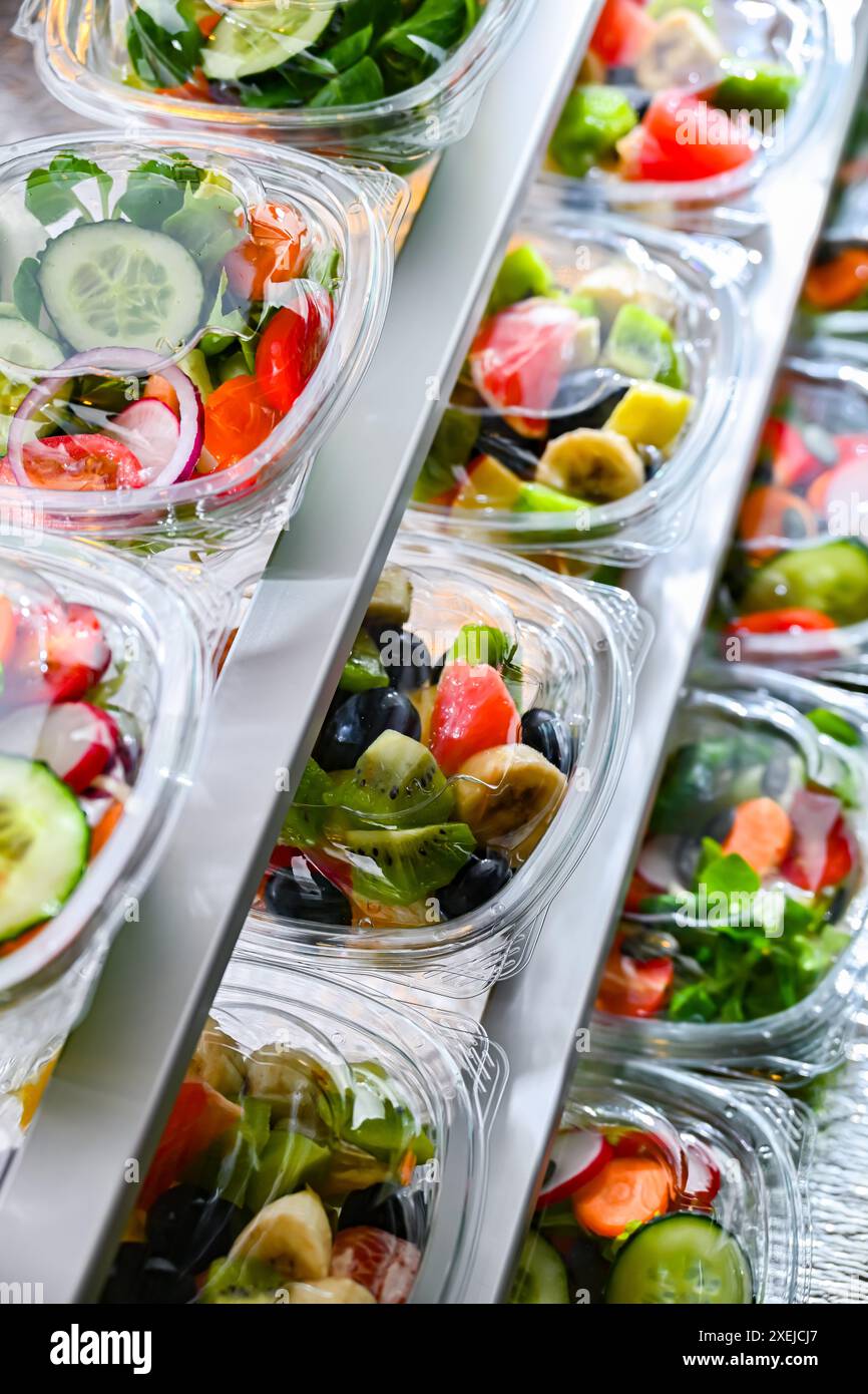 Scatole di plastica con insalate di frutta e verdura preconfezionate Foto Stock