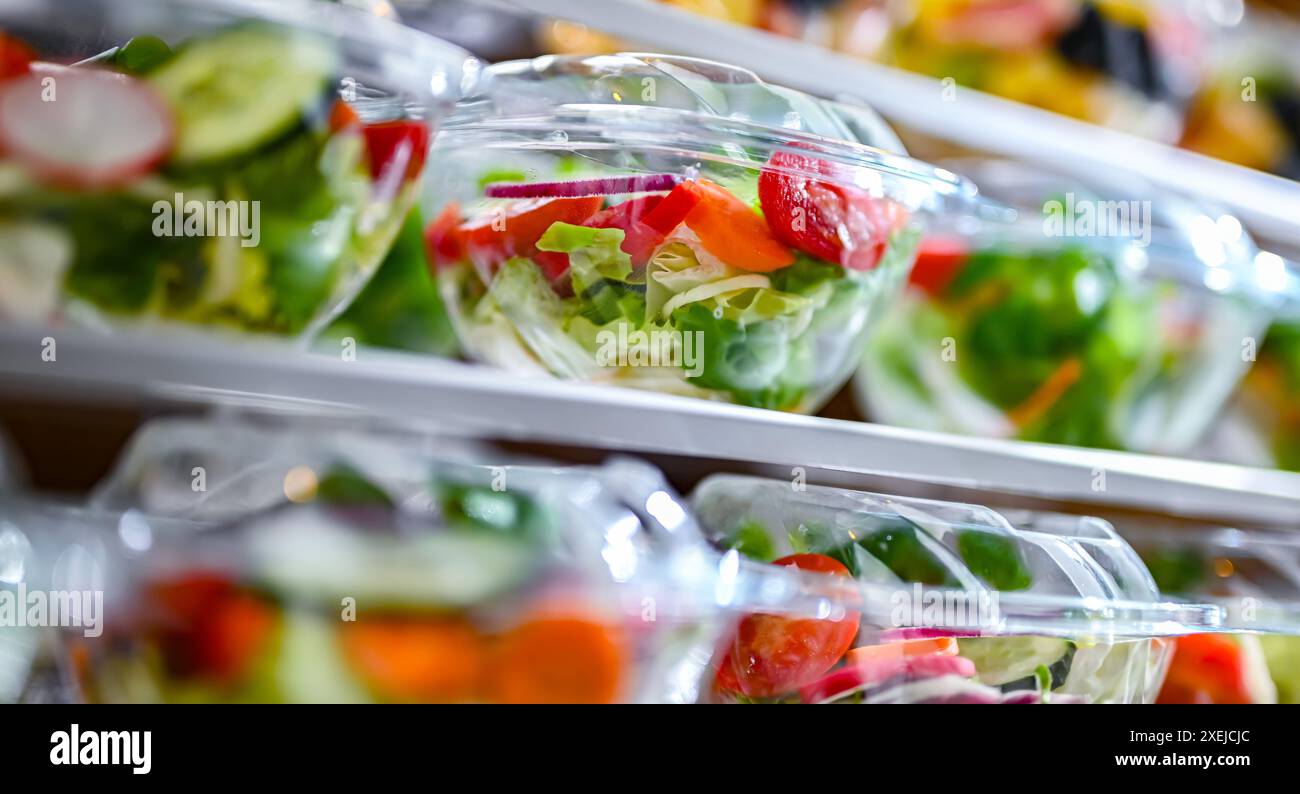 Scatole di plastica con insalate di frutta e verdura preconfezionate Foto Stock