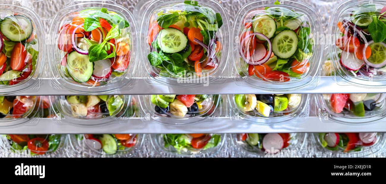 Scatole di plastica con insalate di frutta e verdura preconfezionate Foto Stock