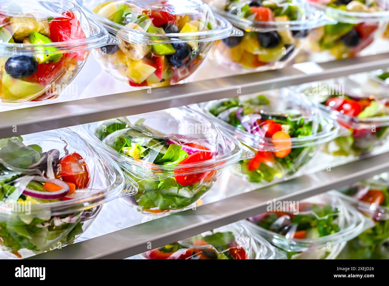 Scatole di plastica con insalate di frutta e verdura preconfezionate Foto Stock