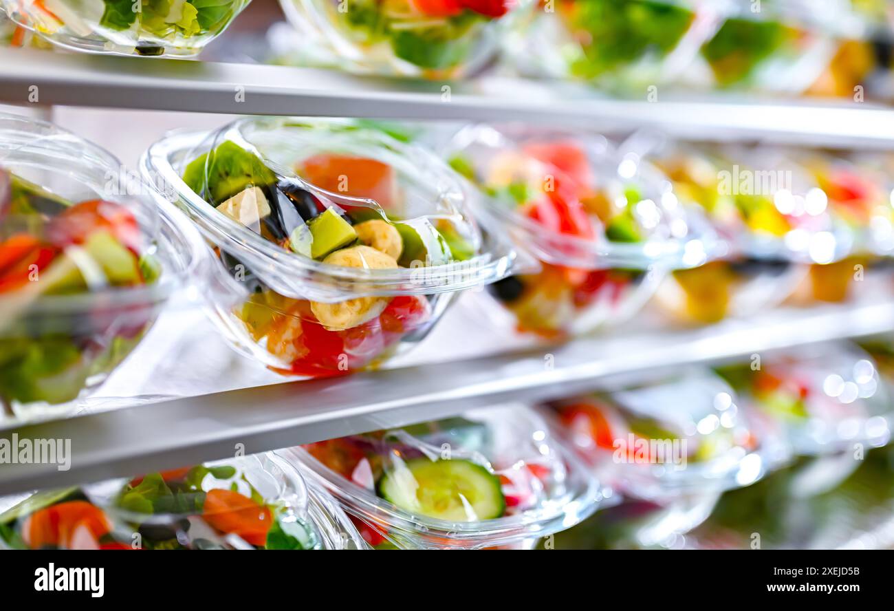Scatole di plastica con insalate di frutta e verdura preconfezionate Foto Stock