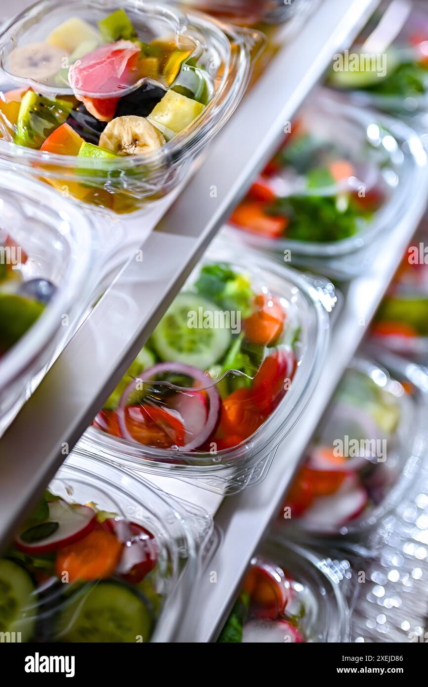 Scatole di plastica con insalate di frutta e verdura preconfezionate Foto Stock