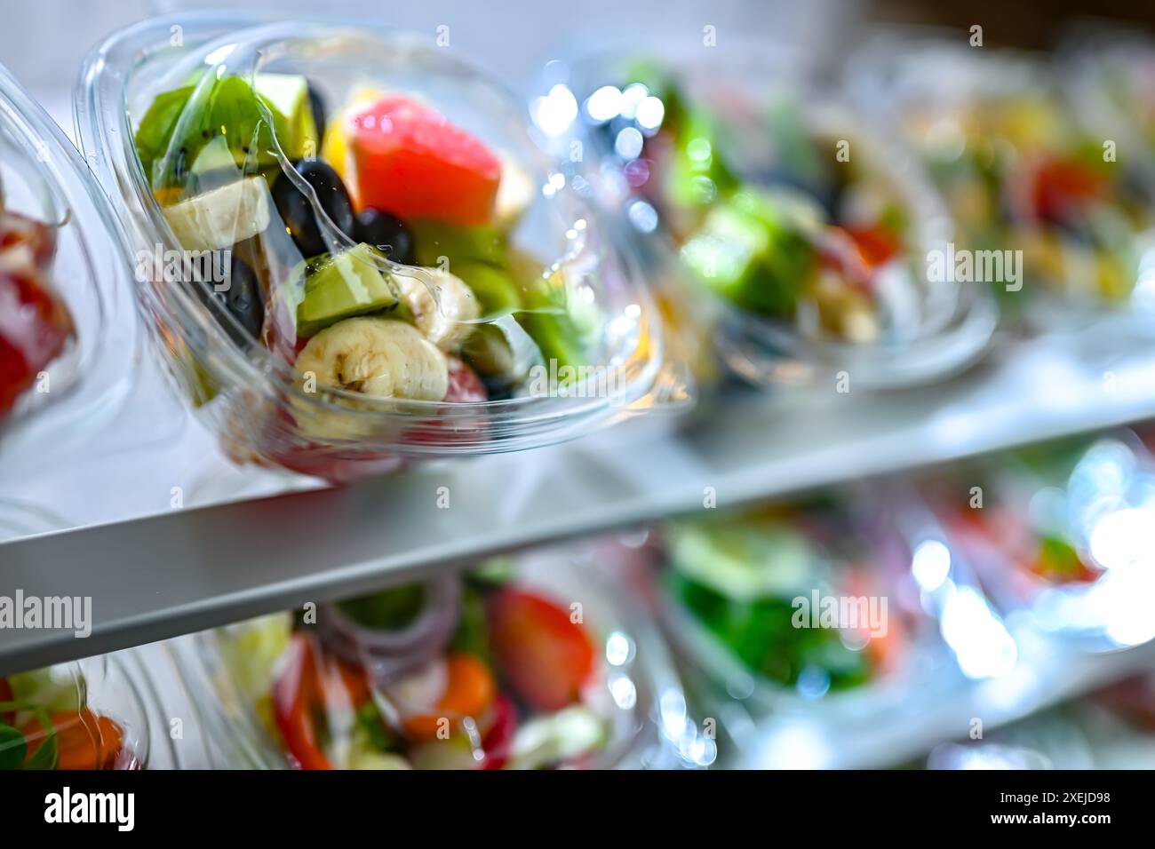 Scatole di plastica con insalate di frutta e verdura preconfezionate Foto Stock