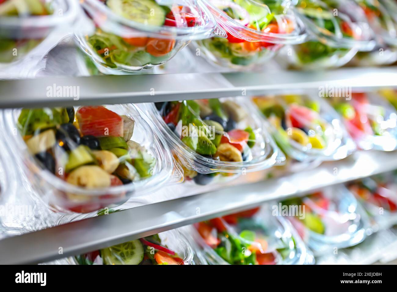 Scatole di plastica con insalate di frutta e verdura preconfezionate Foto Stock