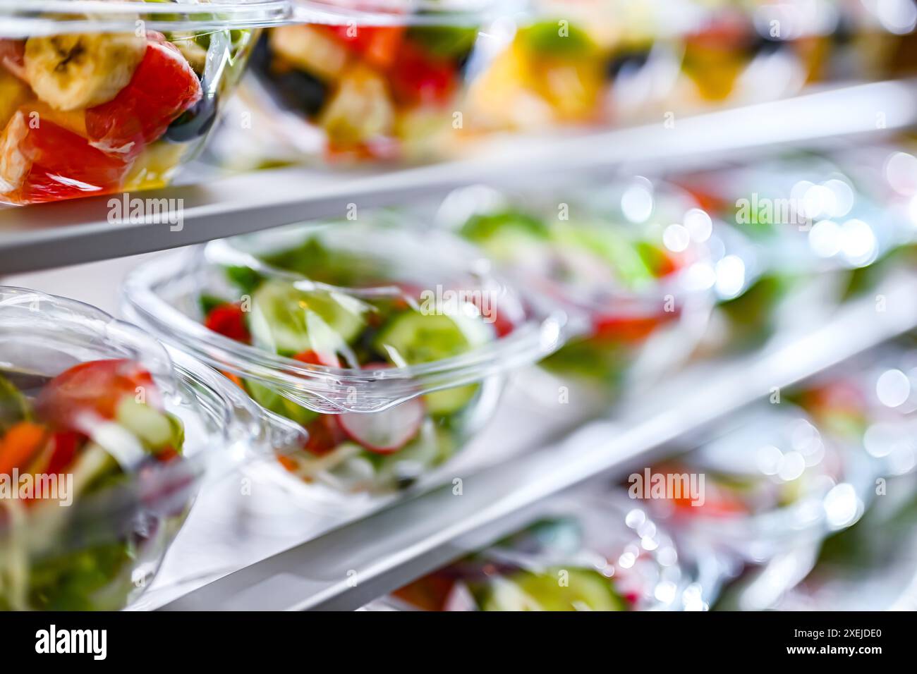 Scatole di plastica con insalate di frutta e verdura preconfezionate Foto Stock