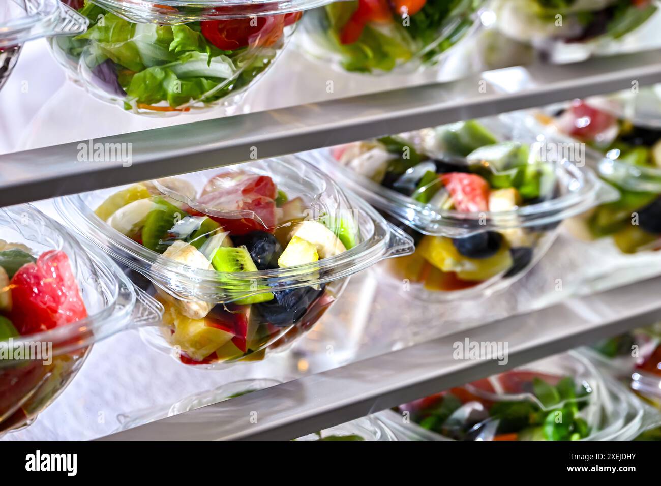 Scatole di plastica con insalate di frutta e verdura preconfezionate Foto Stock