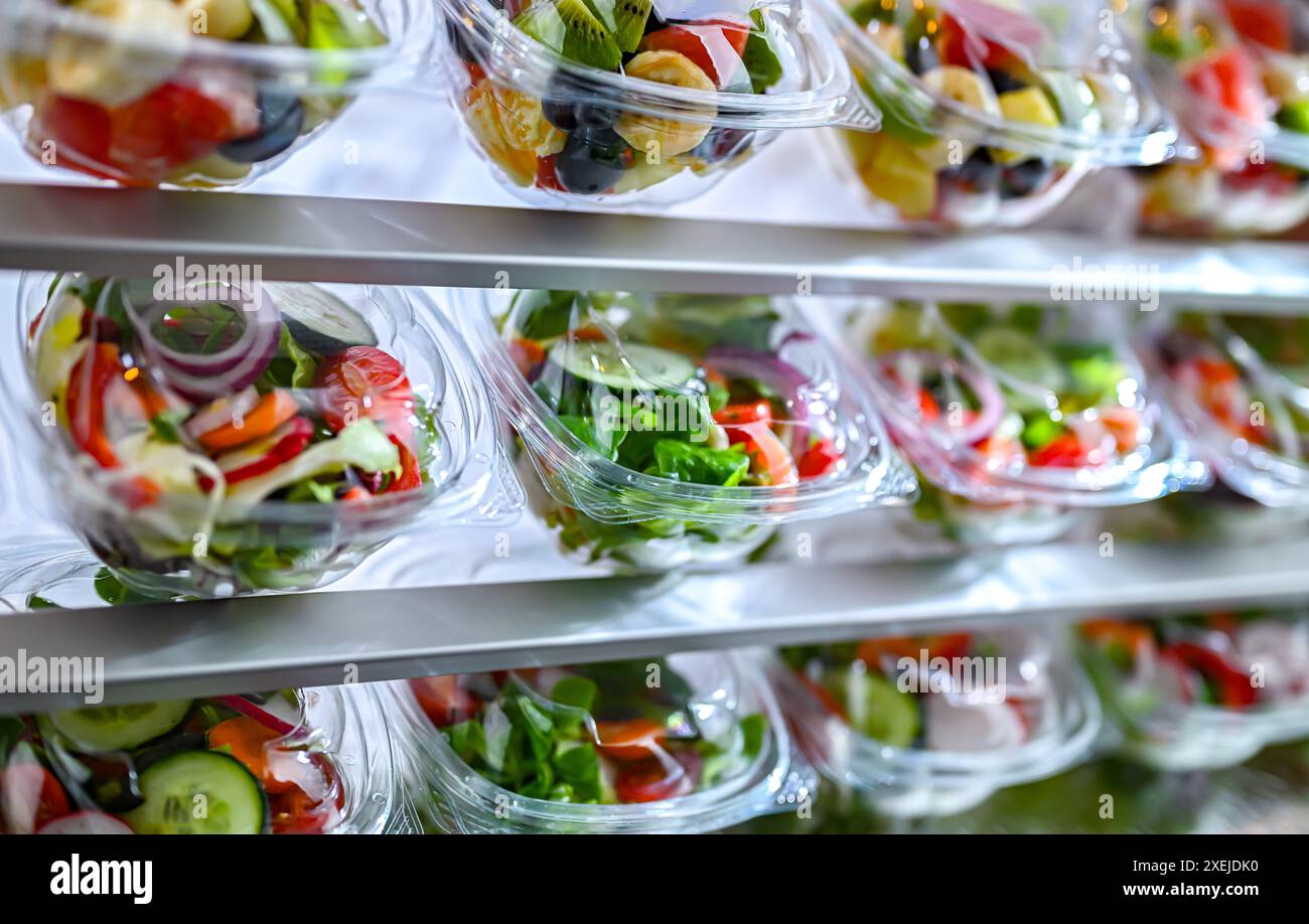 Scatole di plastica con insalate di frutta e verdura preconfezionate Foto Stock