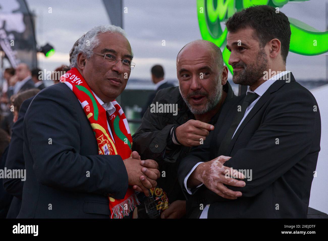 Lisbona, 06.14.2016 - e' stata trasmessa questo pomeriggio sul grande schermo dello Stadio Carlsberg, installato nella piazza del commercio di Lisbona, partita in Portogallo - Islanda gruppo F della UEFA Euro 2016. Antonio Costa, Pedro Marques Lopes, David Dinis (Filipe Amorim/Global Images) crediti: Atlantico Press/Alamy Live News Foto Stock