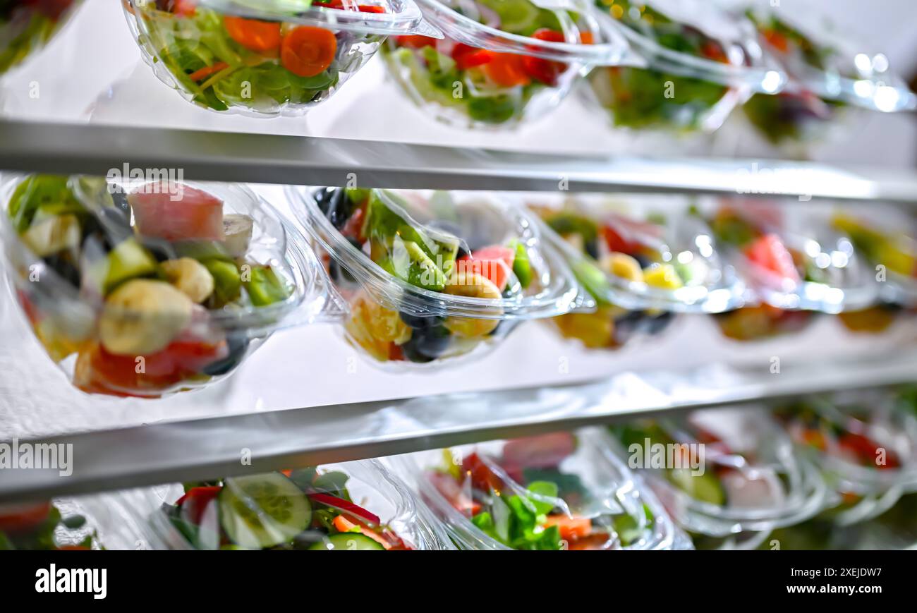 Scatole di plastica con insalate di frutta e verdura preconfezionate Foto Stock