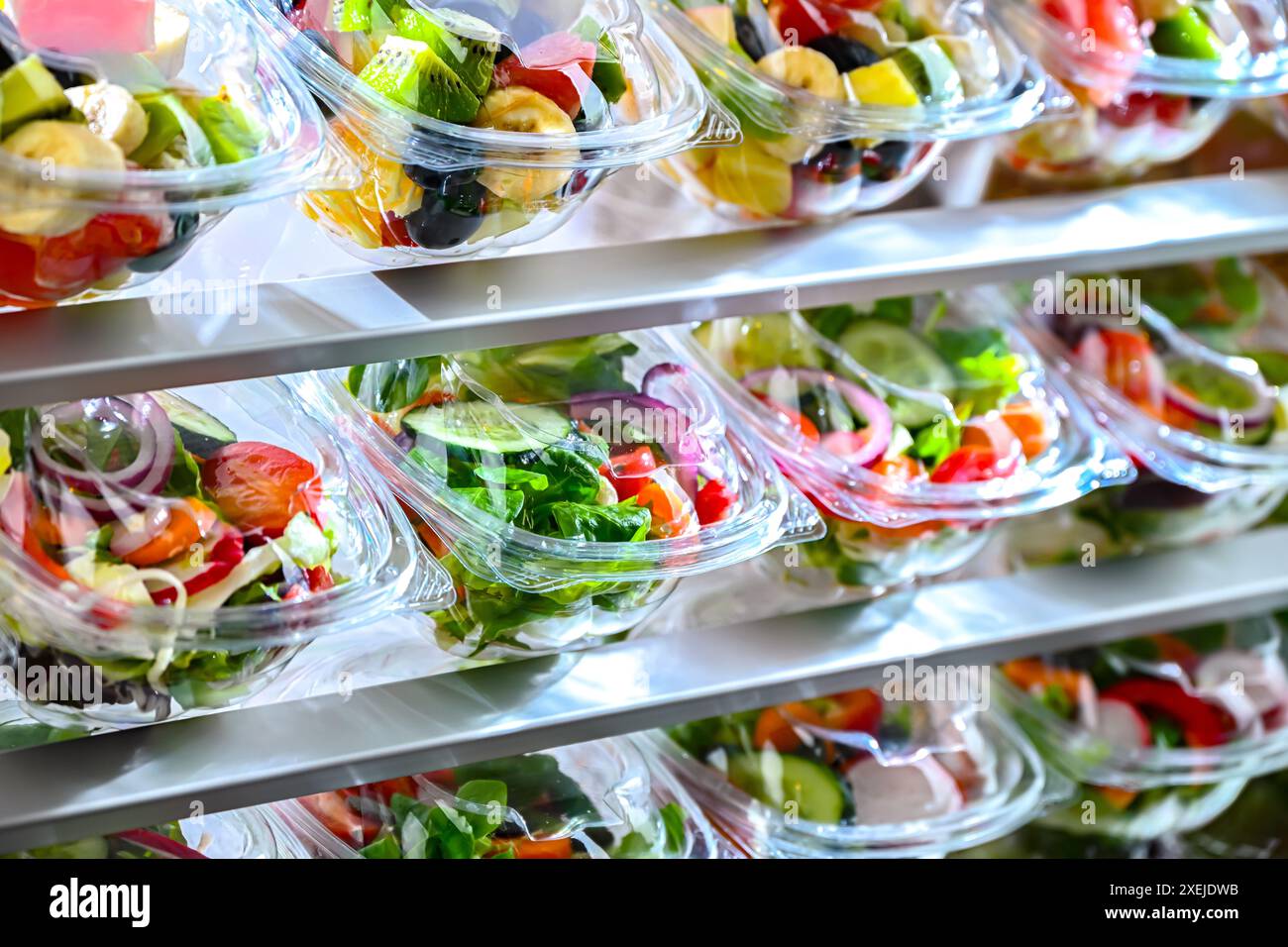 Scatole di plastica con insalate di frutta e verdura preconfezionate Foto Stock