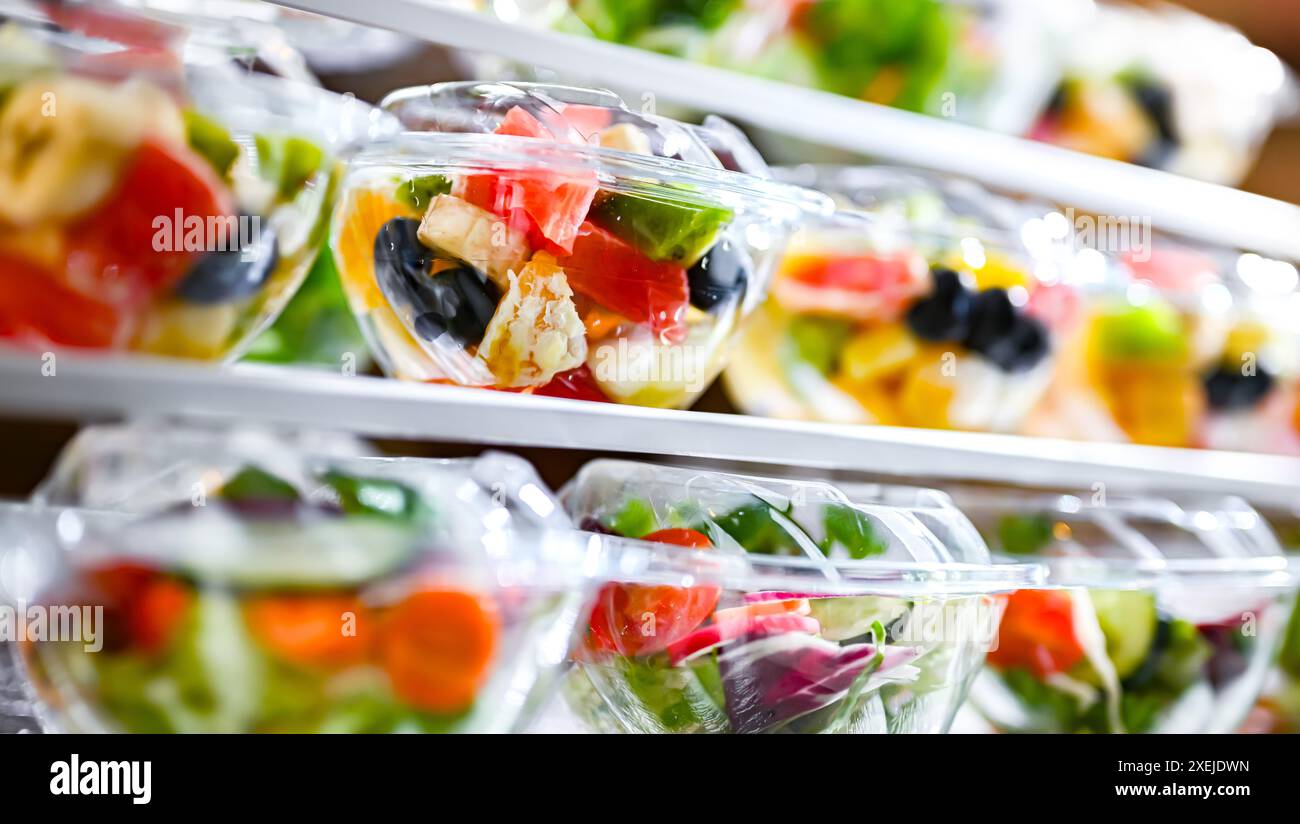 Scatole di plastica con insalate di frutta e verdura preconfezionate Foto Stock