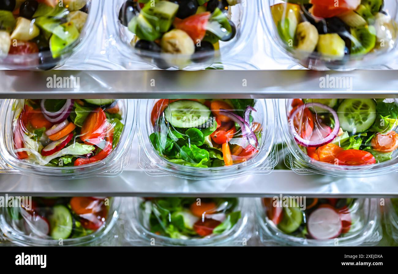 Scatole di plastica con insalate di frutta e verdura preconfezionate Foto Stock