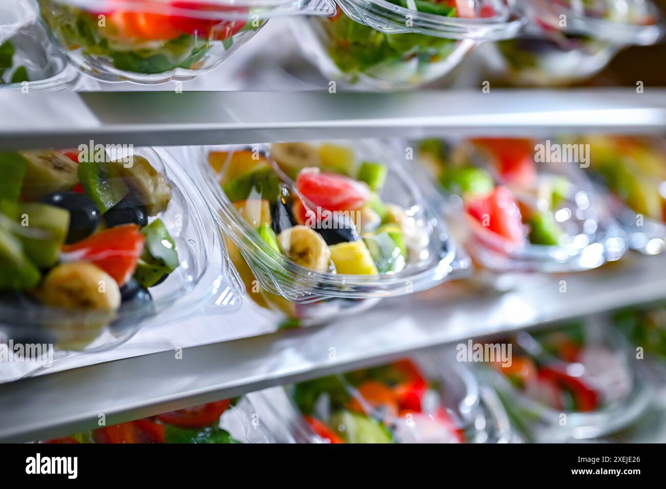 Scatole di plastica con insalate di frutta e verdura preconfezionate Foto Stock