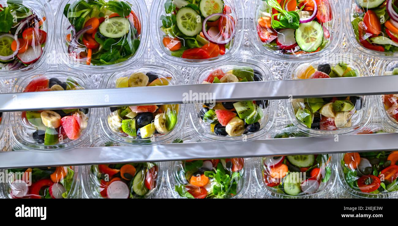Scatole di plastica con insalate di frutta e verdura preconfezionate Foto Stock