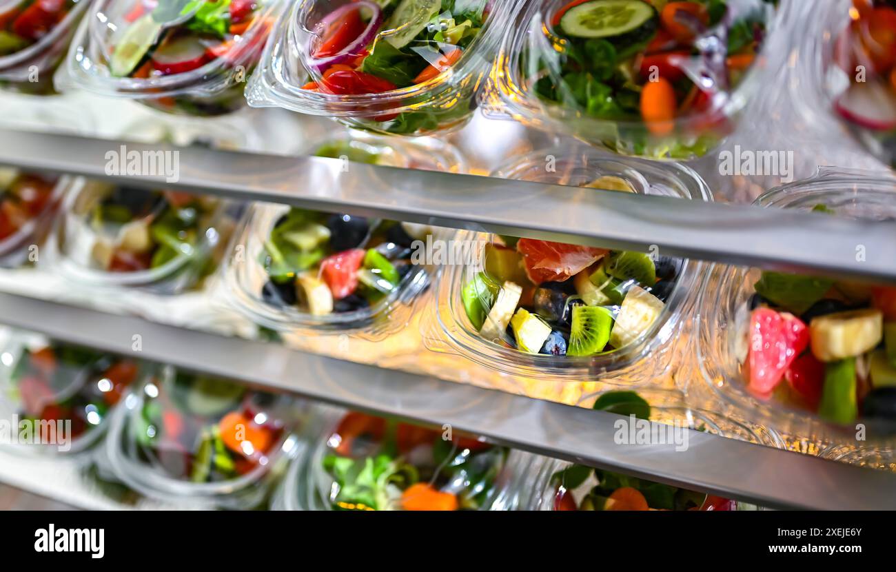 Scatole di plastica con insalate di frutta e verdura preconfezionate Foto Stock