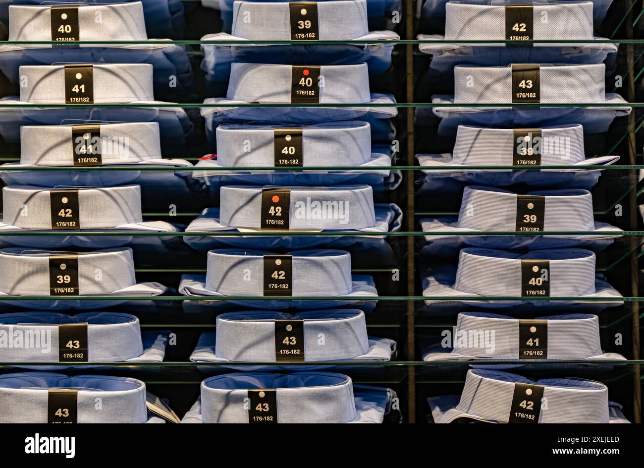 Camicie da uomo sullo scaffale di un negozio di abbigliamento. Foto Stock