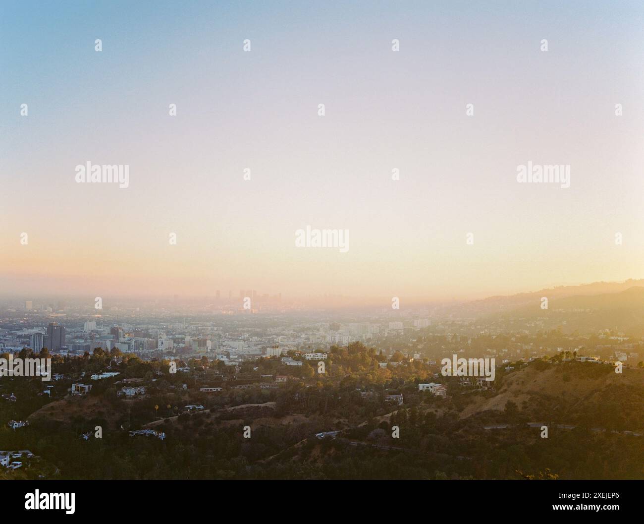 Immagine orizzontale del centro di Los Angeles e delle colline al tramonto Foto Stock