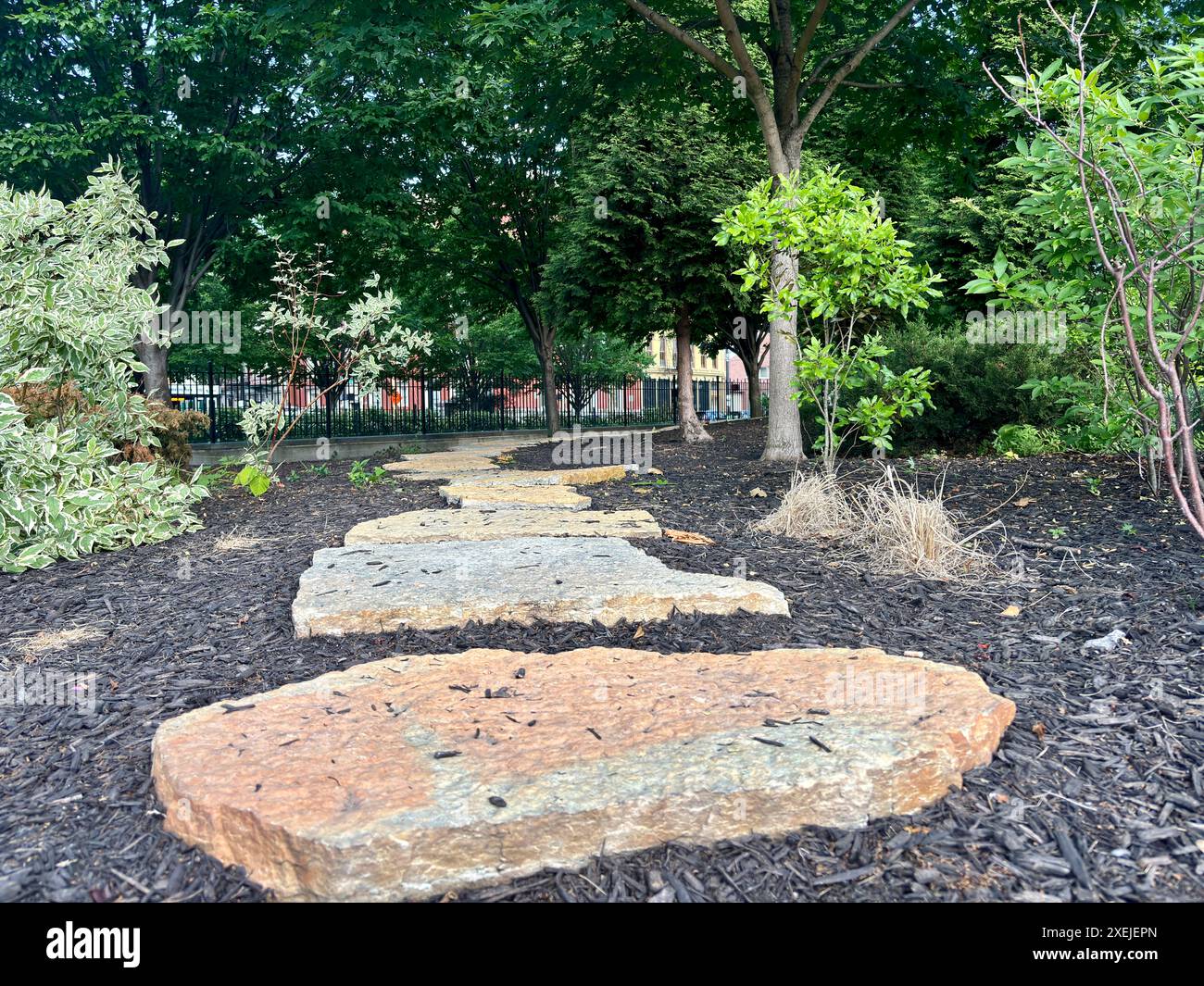 Sentiero in pietra attraverso il giardino paesaggistico del parco di Cincinnati Foto Stock