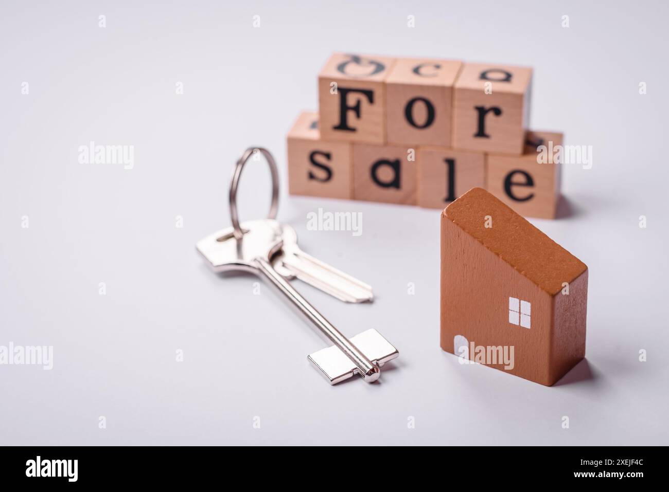 Una piccola casa di legno e chiavi come idea per investire nella propria casa Foto Stock