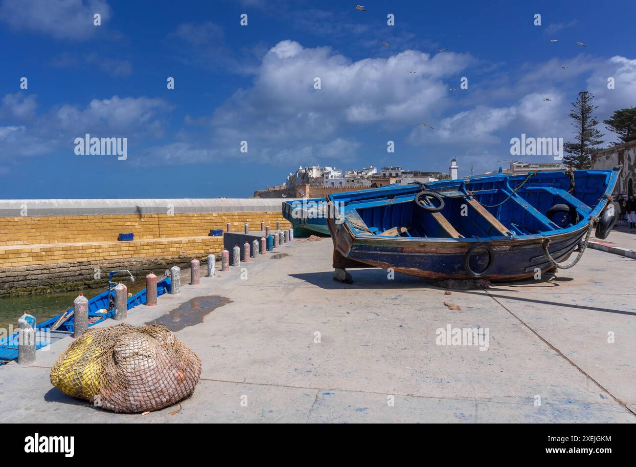 Tipico peschereccio blu nel porto di Essaouira Foto Stock