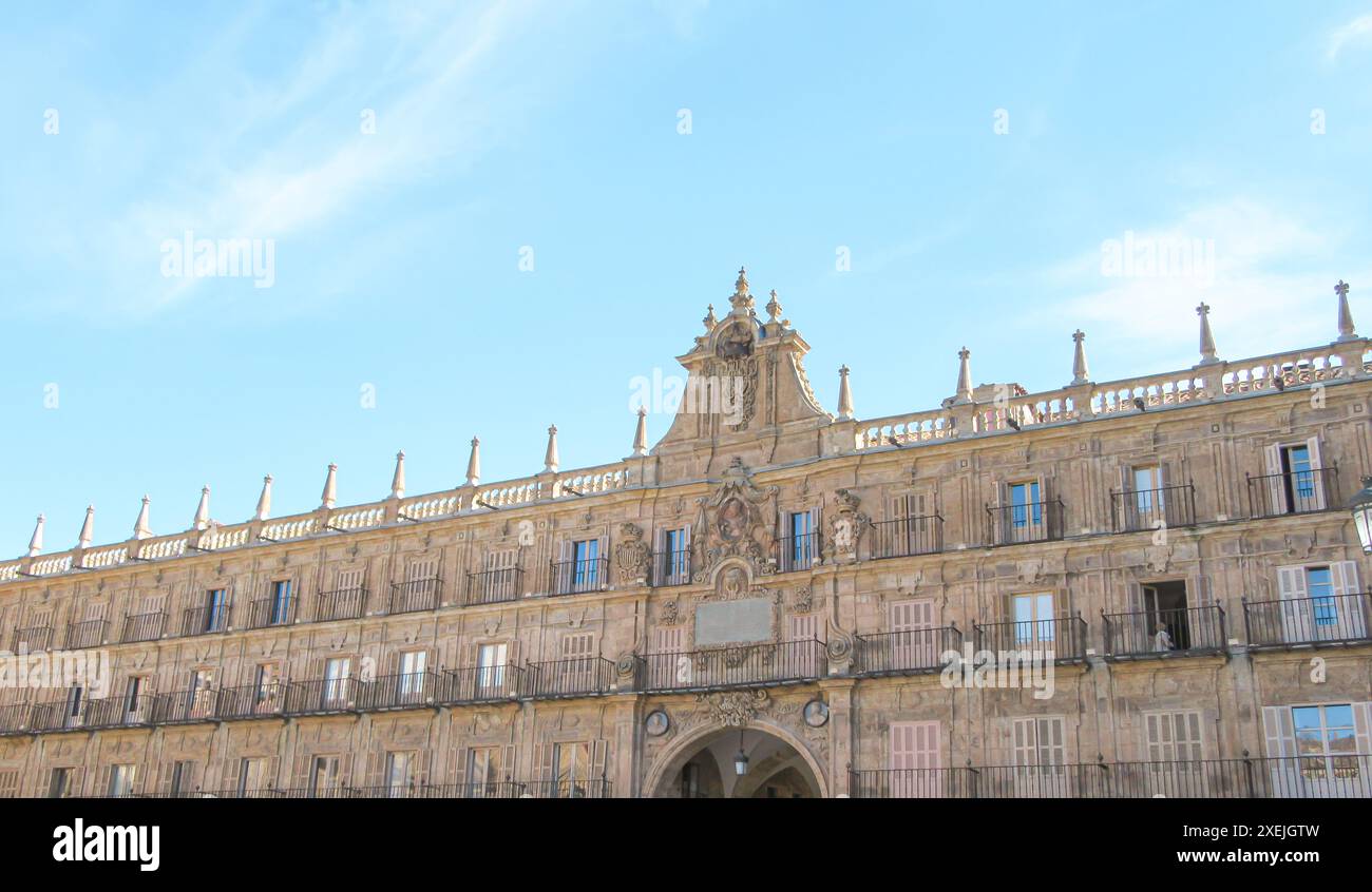 Facciata ornata con archi e balconi sotto un cielo azzurro Foto Stock