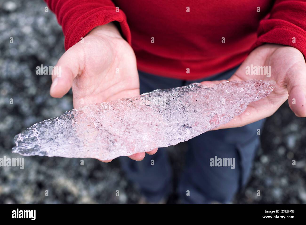 Tiene il ghiaccio del ghiacciaio dalla laguna del ghiacciaio Jökulsárlón Foto Stock