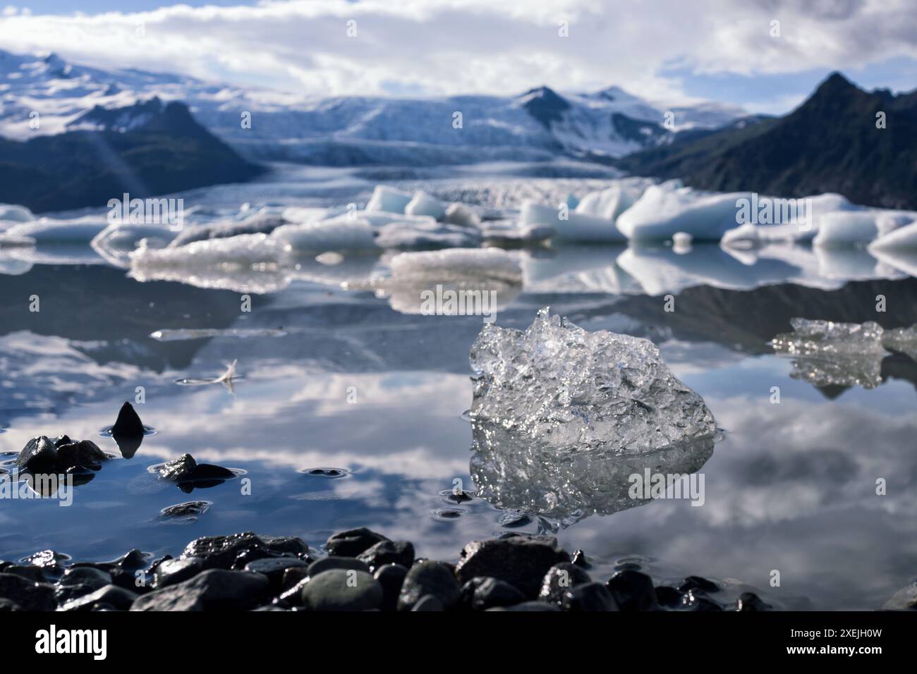 Ghiaccio galleggiante nella laguna del ghiacciaio Jökulsárlón Foto Stock